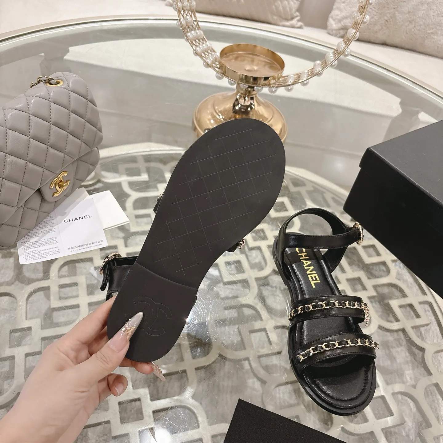 👟👟Ex-factory price 560👟👟Chanel Xiaoxiang 2025ss spring and summer latest catwalk fashion chain decoration top quality! Accurate to 1:1, light luxury without tiring the feet, the upper foot can be matched with spring and summer clothes at will, highlighting texture and taste, simple yet luxurious appearance, even if it is just a pair of sandals, it is definitely a must-have pair in the summer shoe cabinet. Upper: imported lambskin. Lining: imported sheepskin lining. Outsole: original customized outsole. Size: 35-40 (40.41.42 custom-made, non-returnable)